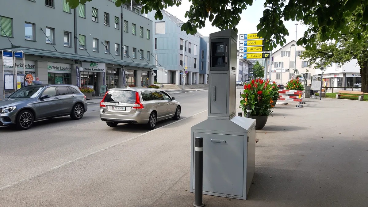 Semistationäres Geschwindigkeitsmessgerät neben einer Strasse. 